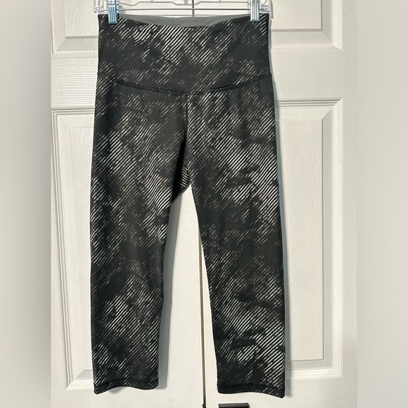 Old Navy Active Capri Leggings Bundle of 2 Size Medium - Picture 7 of 9